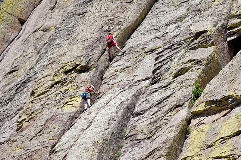 Due climber si arrampicano sulla Devil's Tower in Wyoming, USA