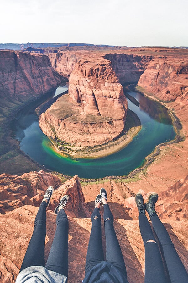 Ragazze sedute al viewpoint di Horseshoe Bend