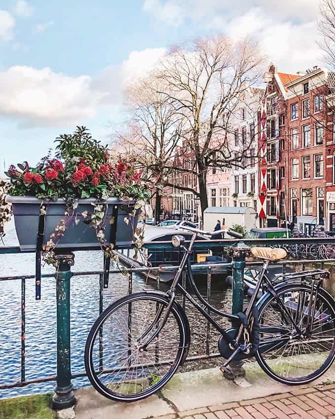 Biciclette parcheggiate lungo un canale in Olanda
