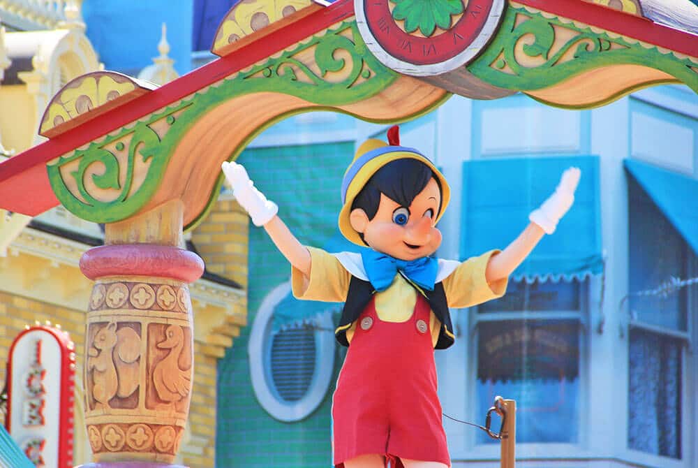 Pinocchio durante la parata serale a Disney World Orlando