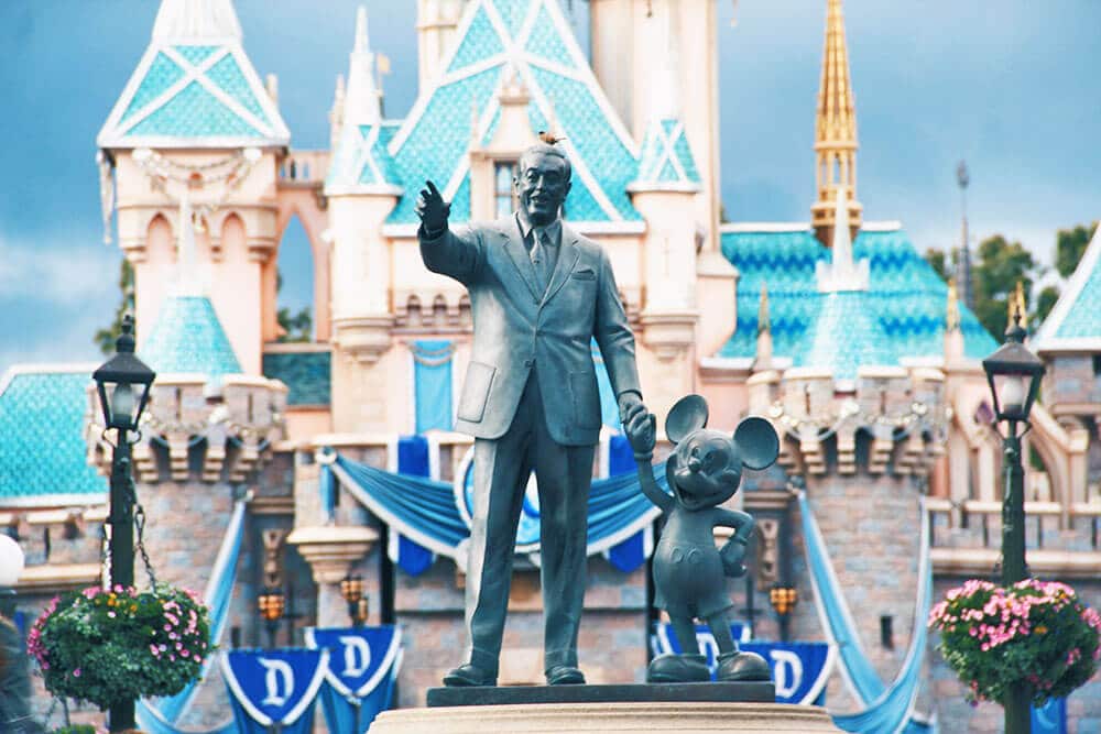 Parchi Disney | La statua di Walt Disney e Topolino davanti al Castello di Cenerentola al Disney Magic Kingdom