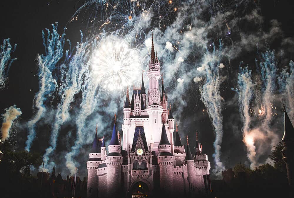 Fuochi d'artificio serali ai parchi Disney in Florida sullo sfondo del Castello di Cenerentola