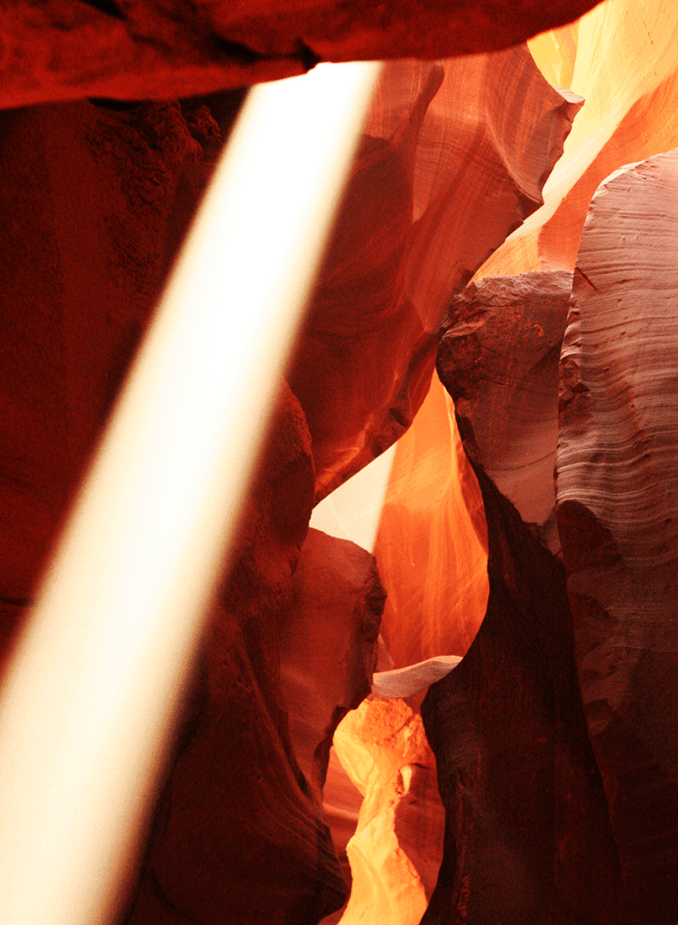 Un fascio di luce fotografato tra le rocce di arenaria nell'Antelope Canyon