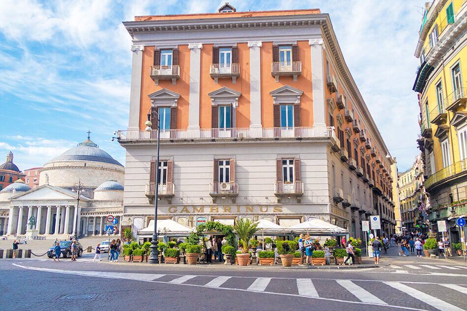 Il Grand Cafe Gambrinus e Piazza del Plebiscito visti da Piazza Trieste e Trento a Napoli