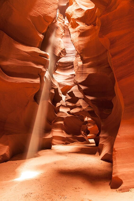 Fascio di luce all'interno dell'Upper Antelope Canyon durante un tour guidato