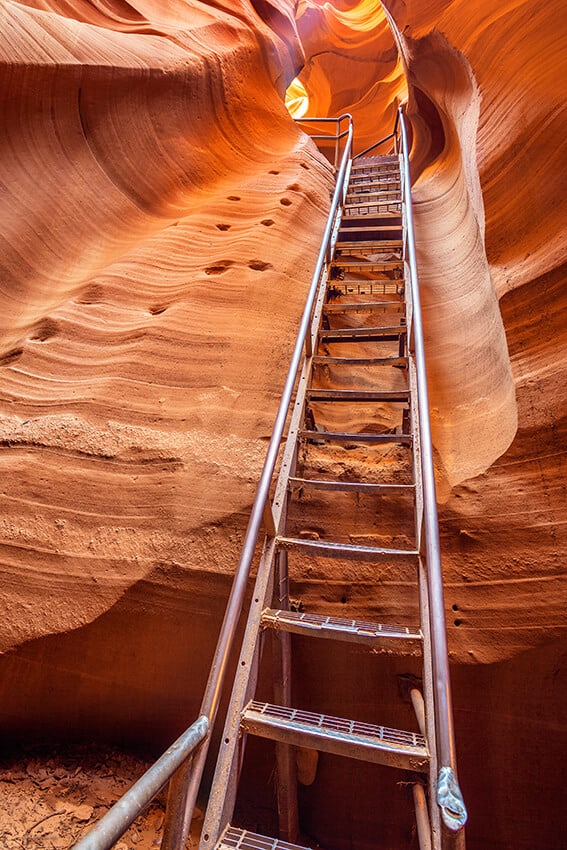 Scale strette e ripide al Lower Antelope Canyon (USA)