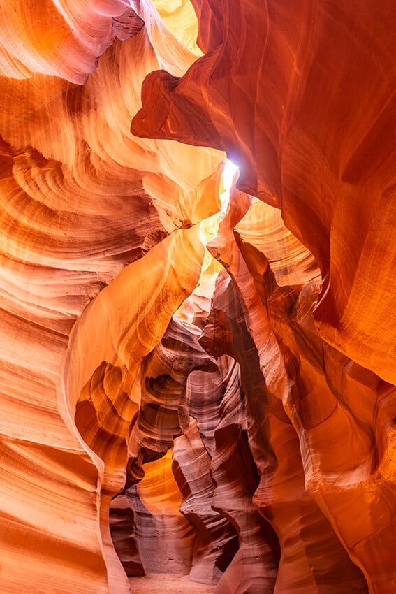 Panoramica dello stretto tunnel di roccia all'interno dell'Upper Antelope Canyon