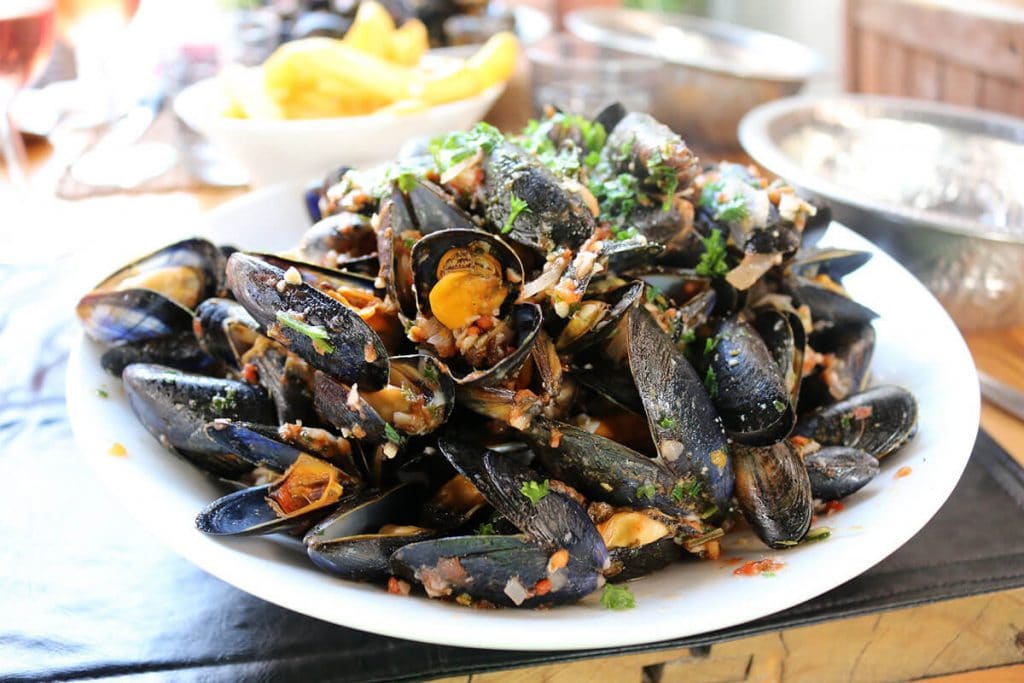 What to eat in Naples like a local - mussles with parsley