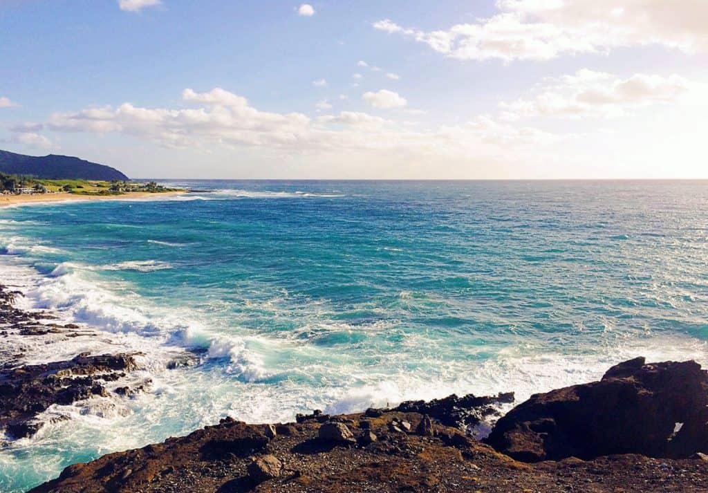Oceano agitato che si infrange contro gli scogli all'Hookipa Lookout, Maui