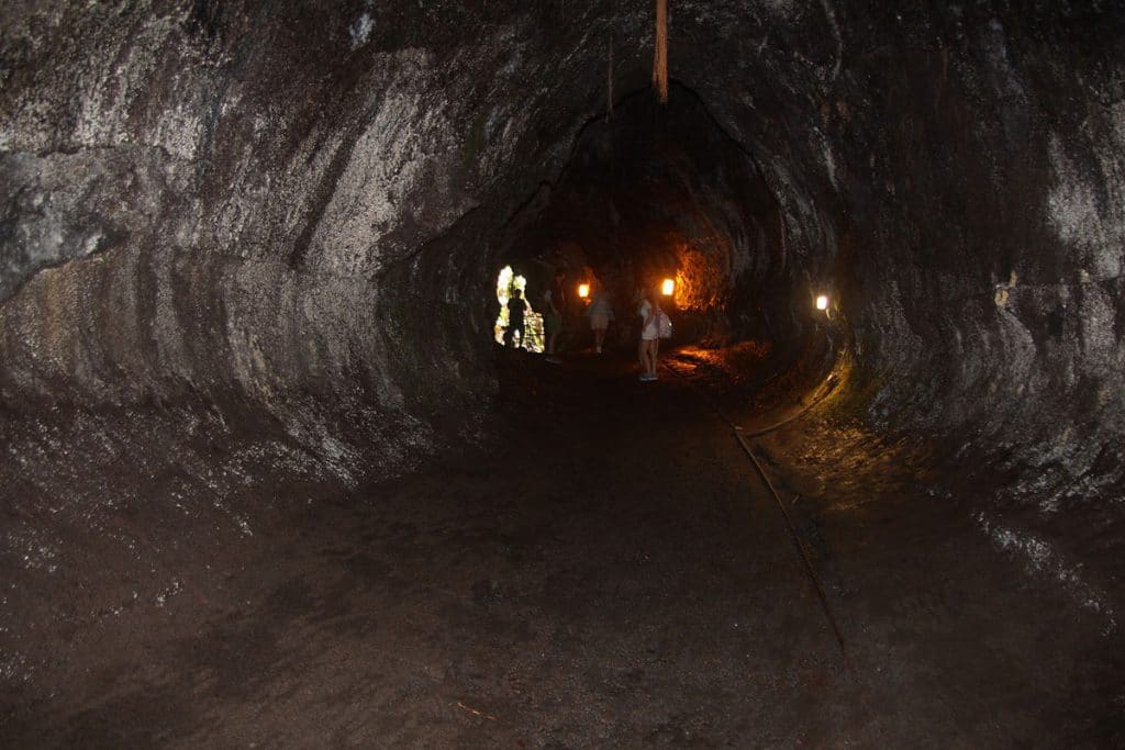 Ingresso al tunnel di lava lungo la strada per Hana, Maui, Hawaii