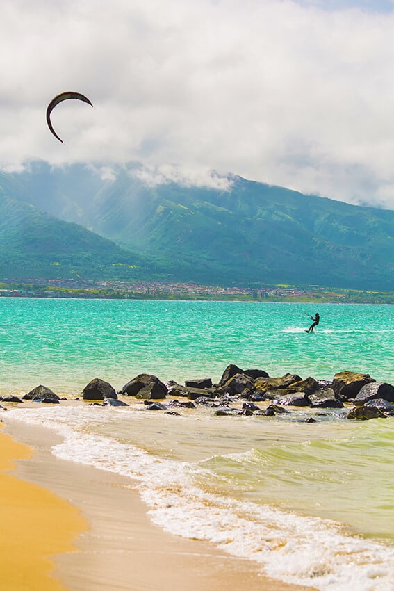 Turista che fa kite surf all'Hookipa beach park a Maui, Hawaii