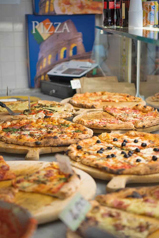 Shop selling Neapolitan pizza
