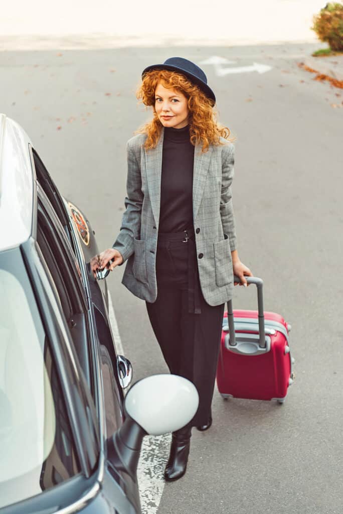 Donna con valigia in autunno