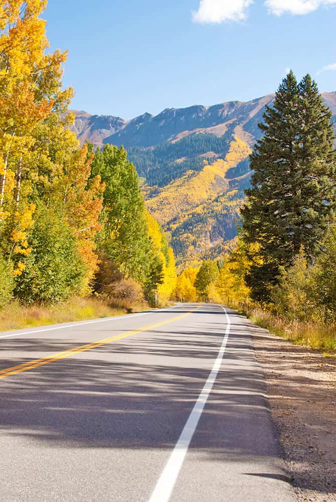 Foliage autunnale lungo una strada del parco dei Monti Adirondack