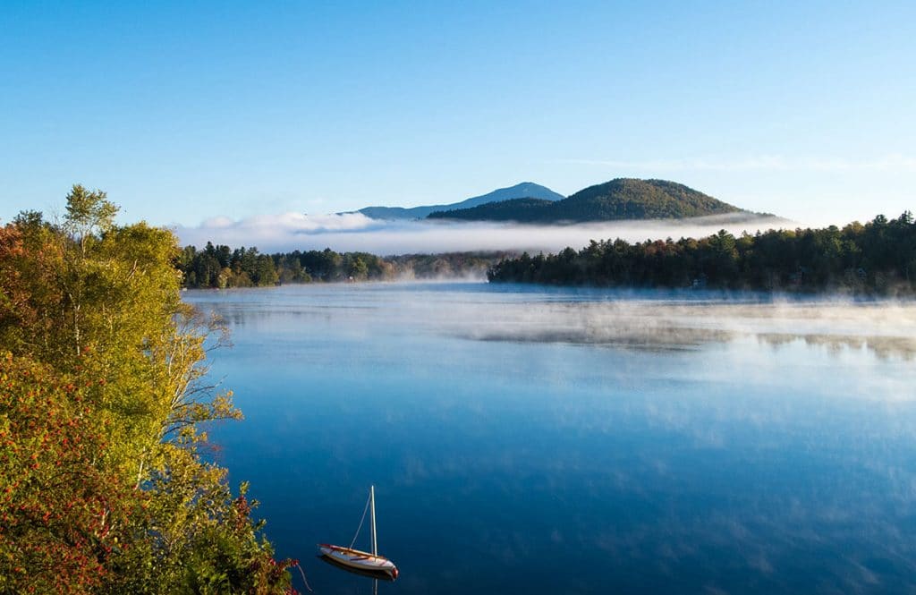 Nebbia mattutina a Mirror Lake (Lake Placid) negli Stati Uniti d'America