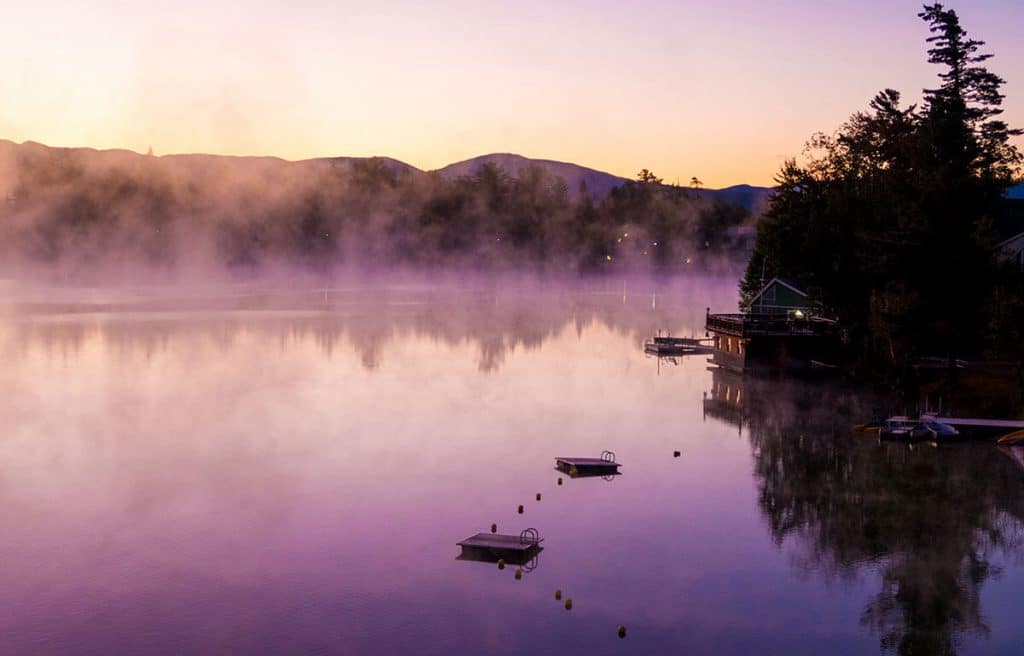 Colori caldi al tramonto su Mirror Lake negli Adirondacks