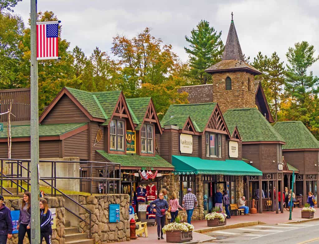 Negozi in stile tirolese lungo la strada principale di Lake Placid