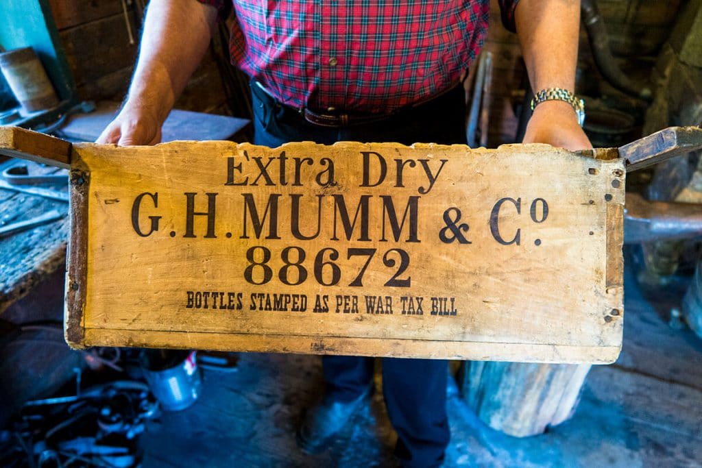 Una cassa di liquore antica trasformata in un cassetto al Great Camp Sagamore