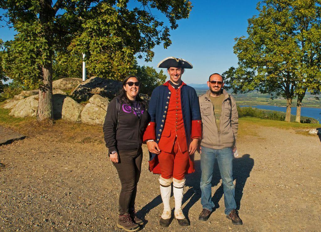 Danila e Aldo con un soldato in uniforme storica a Fort Ticonderoga
