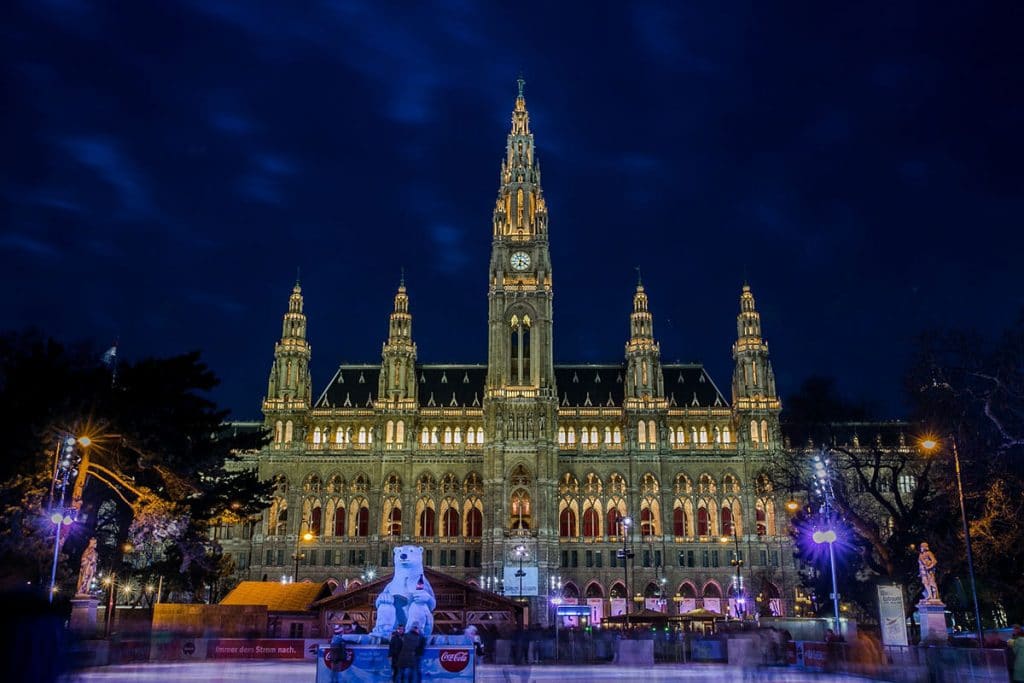  Il mercatino di Natale a Vienna davanti al municipio cittadino