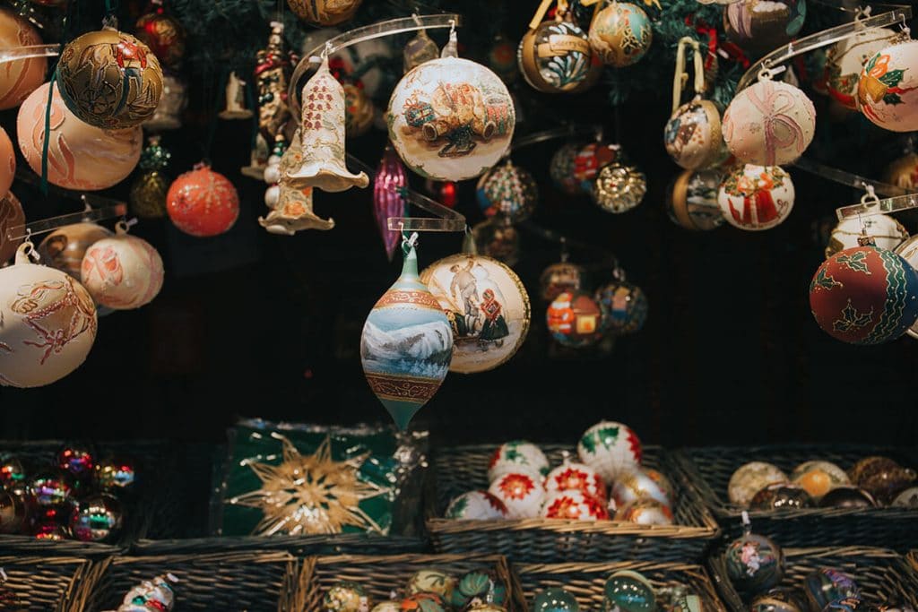 Decorazioni natalizie esposte ai mercatini di Natale in Europa