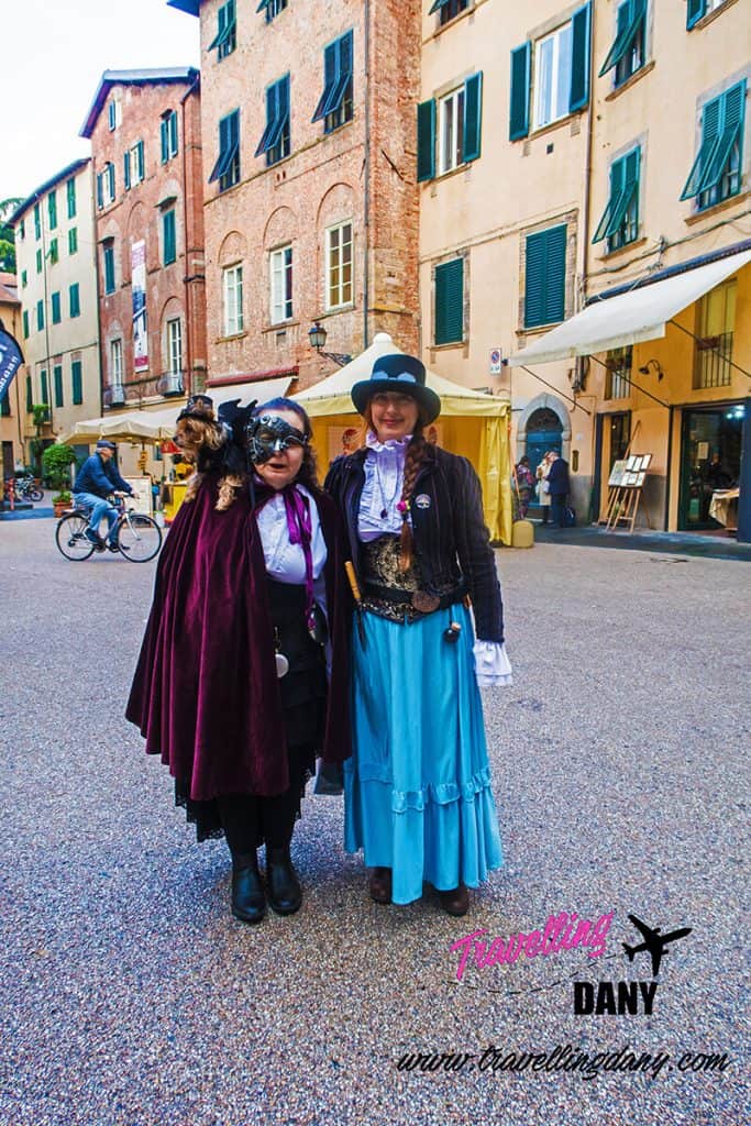 Cosplayer steampunk in piazza a Lucca