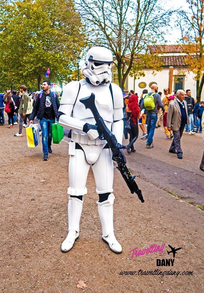 Cosplayer di Star Wars con costume da stormtrooper