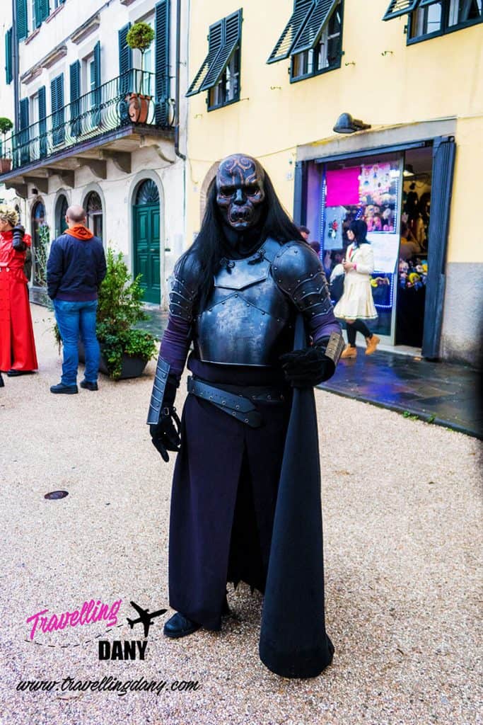 Cosplay con armatura nera per le vie di Lucca