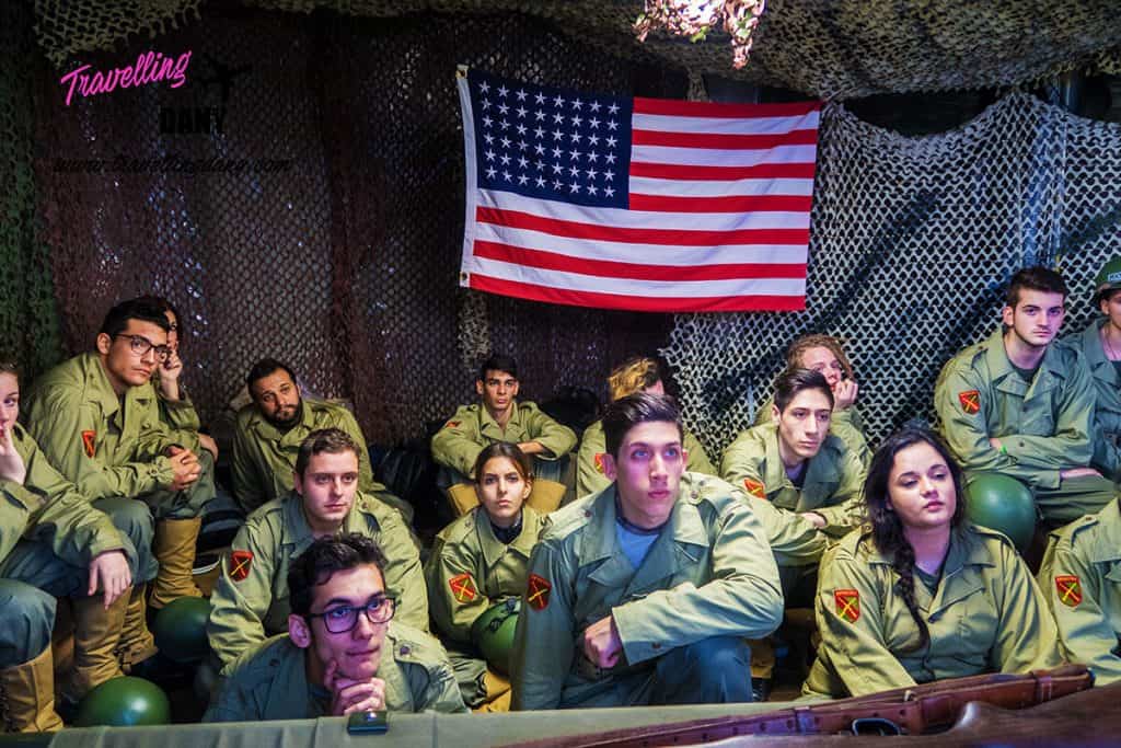 Ragazzi in uniforme alla presentazione di Call of Duty:WWII