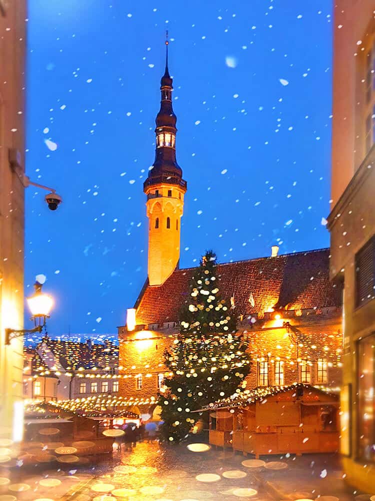 Tallin a Natale con la neve