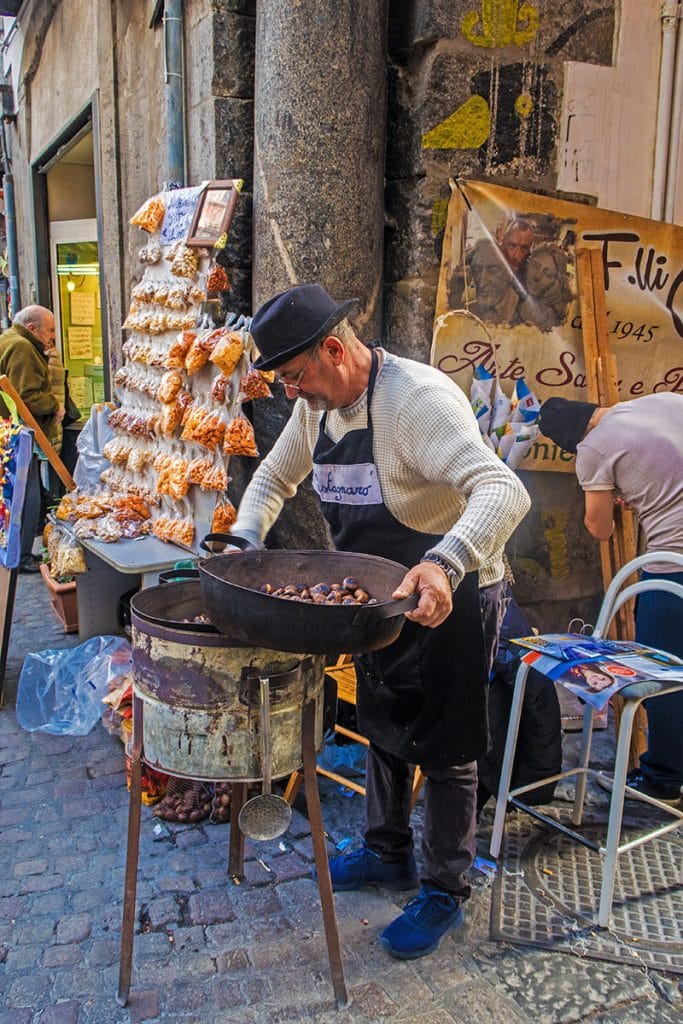 Venditore di street food a Napoli