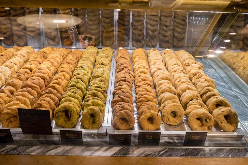 Neapolitan taralli at Taralleria Napoletana (Naples)