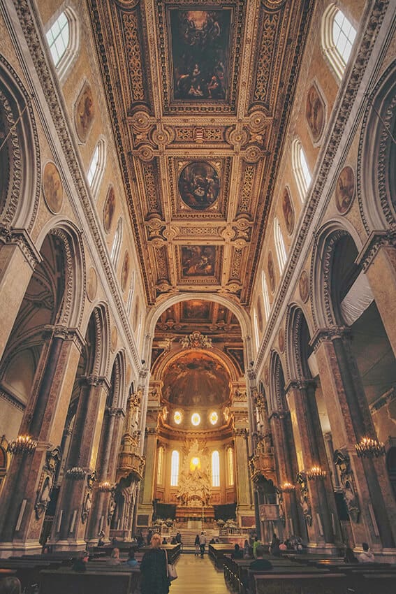Interno del Duomo di Napoli