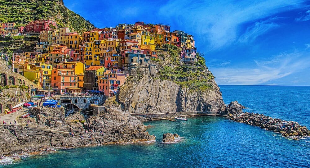 Panoramica di Manarola nelle Cinque Terre con le acque turchesi che ne lambiscono le coste