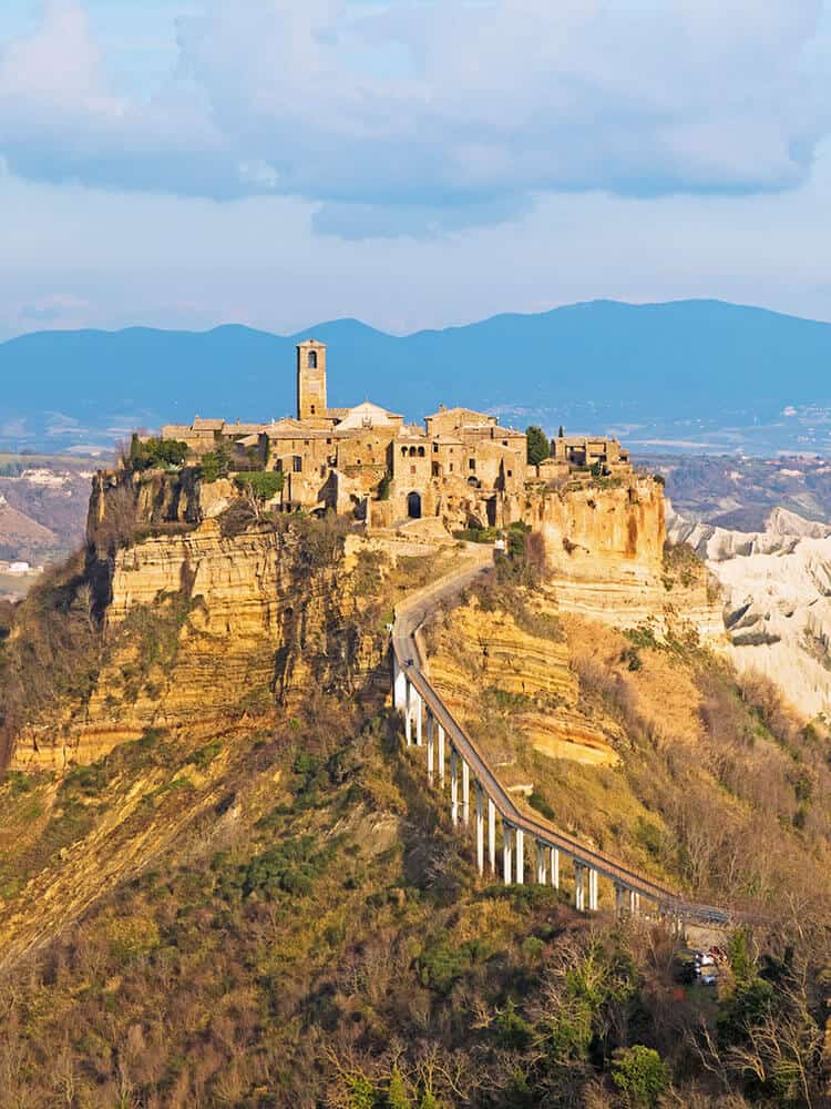 Panoramica al tramonto delle romantiche casette di Civita di Bagnoregio