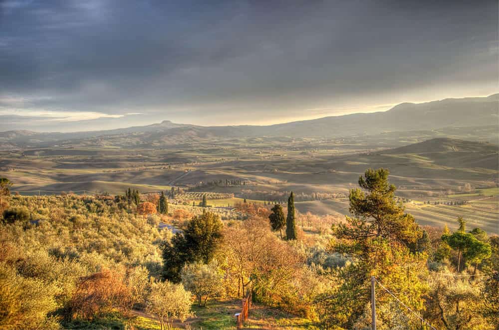 Panorama delle vallate toscane in autunno con foliage