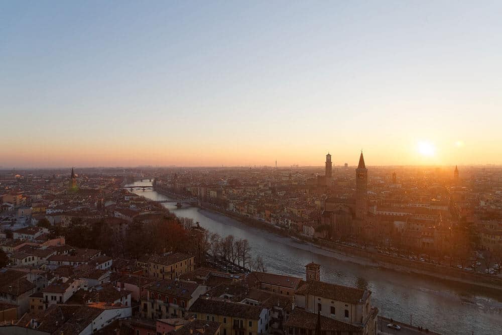 Romantico tramonto sulla città di Verona con il fiume Adige attraversato da ponti in pietra