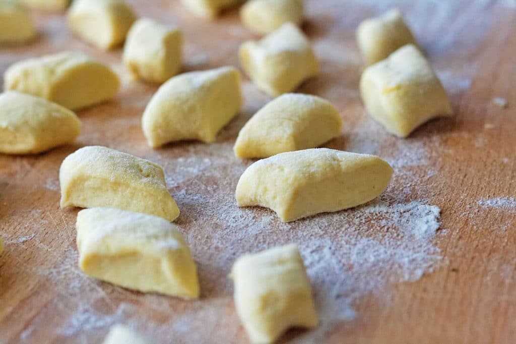 Kopytka fatti a mano e pronti per essere cucinati