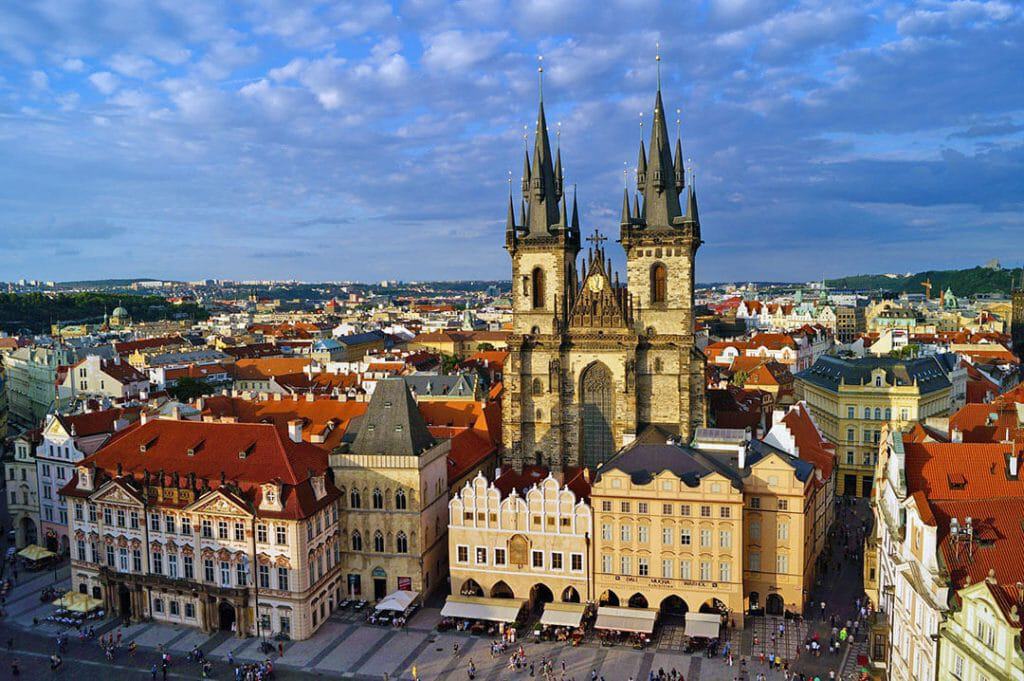 Cosa vedere a Praga in 2 giorni | La Chiesa di Santa Maria di Tyn nella città vecchia di Praga
 