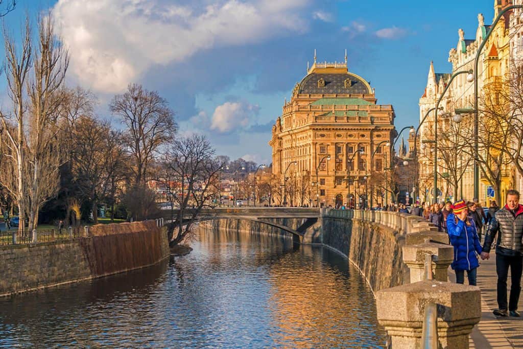 Cosa vedere a Praga in 2 giorni | Veduta del Teatro Nazionale di Praga dal fiume
