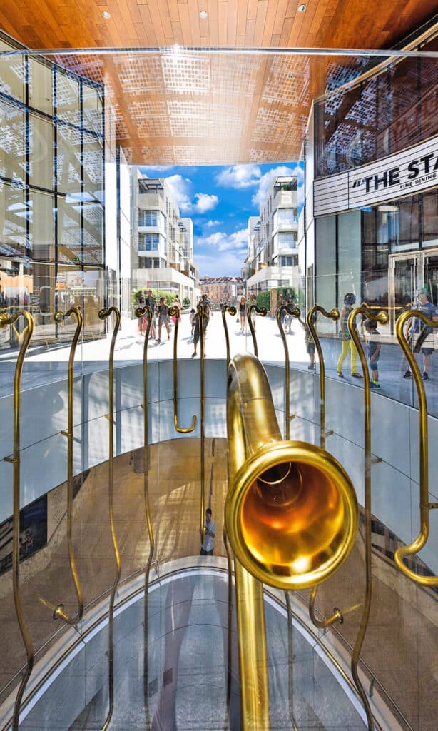 Trombe a Piazza Gae Aulenti a Milano