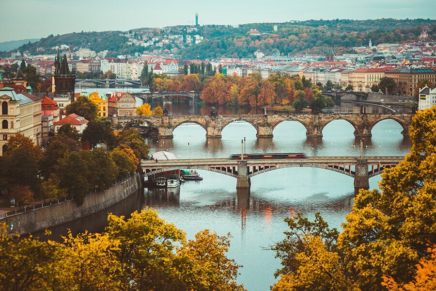Dove alloggiare a Praga | I ponti di Praga visti dall'alto in autunno