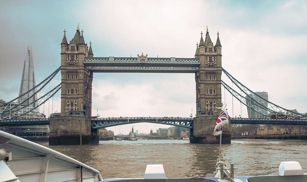 Tower Bridge visto da un battello sul fiume Tamigi in inverno