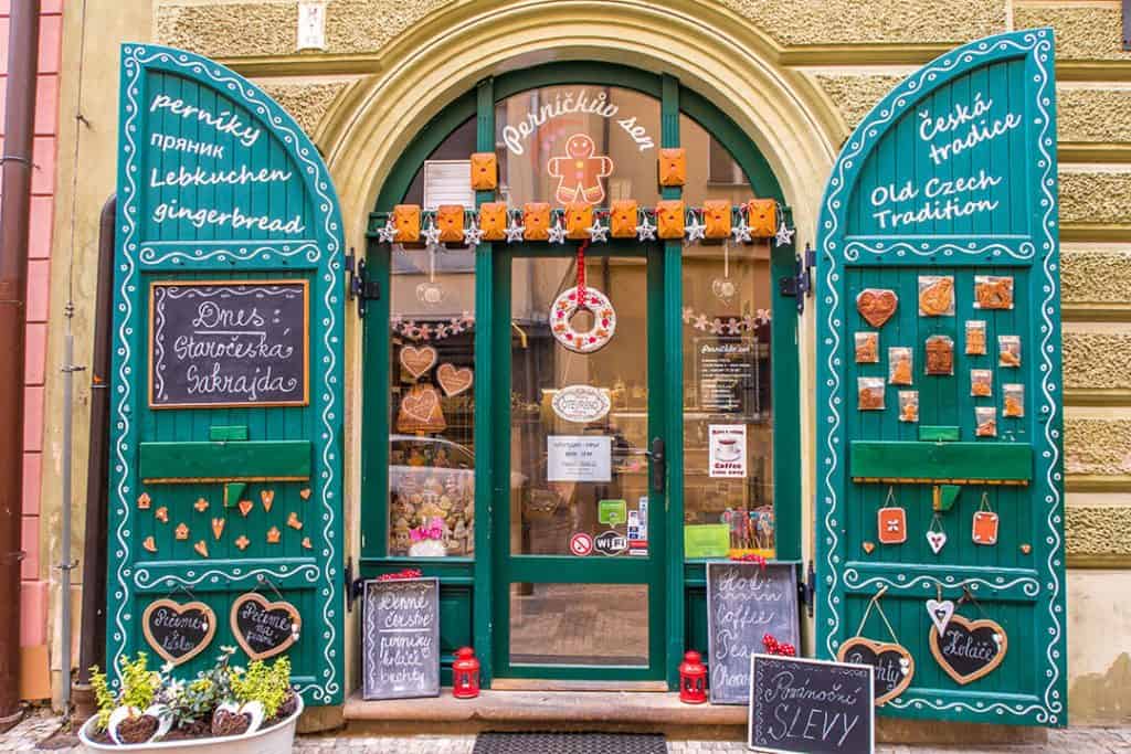 L'ingresso a "The gingerbread man's dream" con decorazioni natalizie e omini di pan di zenzero a Praga