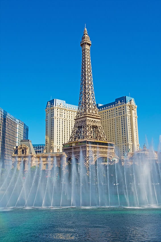 Veduta del Paris Paris con la Tour Eiffel in Las Vegas e le fontane del Bellagio