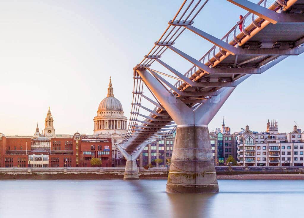 Il Millennium Bridge di Londra con la Cattedrale di San Paolo sullo sfondo al tramonto