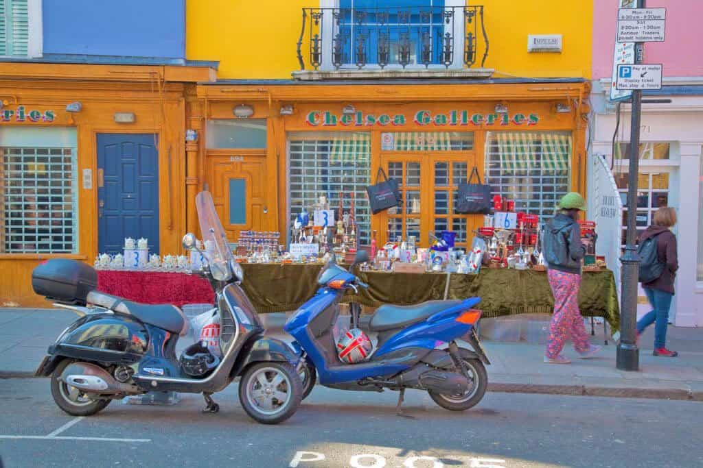 Scooter a Portobello Road una delle vie di Londra più colorate