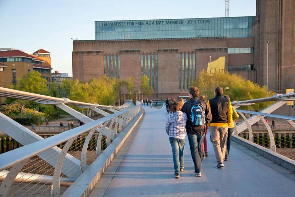 Famiglia passeggia verso il museo Tate Modern a Londra sul Millennium bridge
