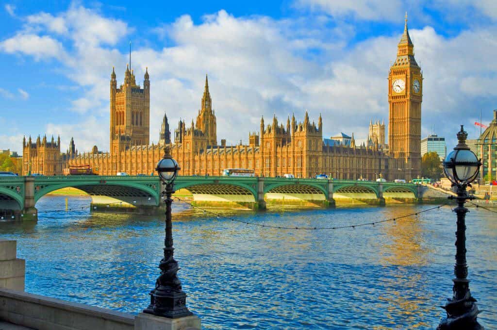 Il Big Ben e Westminster Abbey visti dall'altra sponda del Tamigi (Londra)