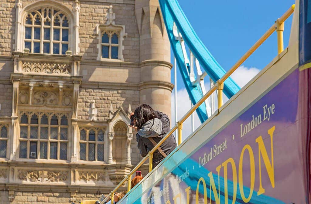 Influencer che scatta una foto dell'architettura di Tower Bridge a Londra